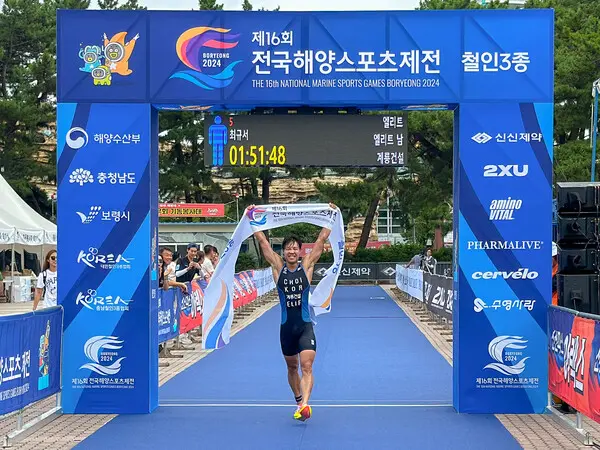 계룡건설 철인3종 선수단 소속 최규서 선수가 1위로 결승선을 통과하고 있다. (사진제공. 계룡건설)