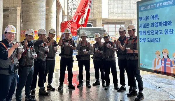 대구 호반써밋 하이브파크 근로자들이 시원한 화채를 먹으며 휴식을 취하고 있다. (사진제공. 호반그룹)