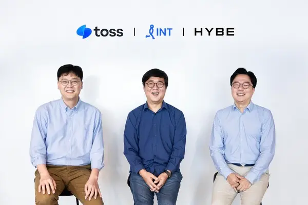 사진 왼쪽부터 토스 이승건 대표, 인터파크트리플 최휘영 대표, 하이브 김태호 최고운영책임자가 지난 12일 서울 강남구 역삼동 토스 본사에서 얼굴인증으로 암표를 차단해 건전한 공연 문화를 조성하자는데 뜻을 모았다. [출처: 토스]