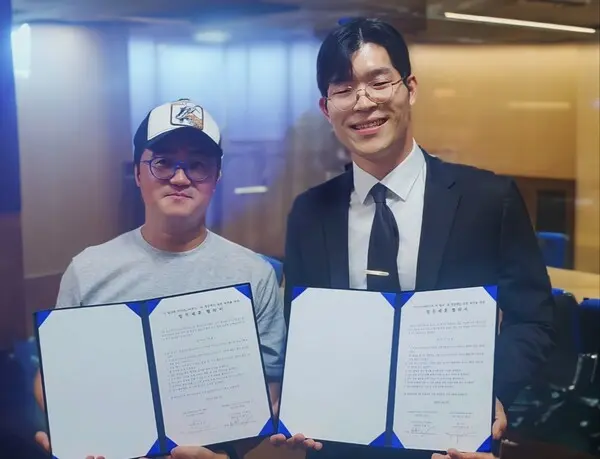  * 손재권 더밀크 대표(좌측)와 민환기 마인즈그라운드 대표이사가 업무 협약(MOU)을 체결했다.