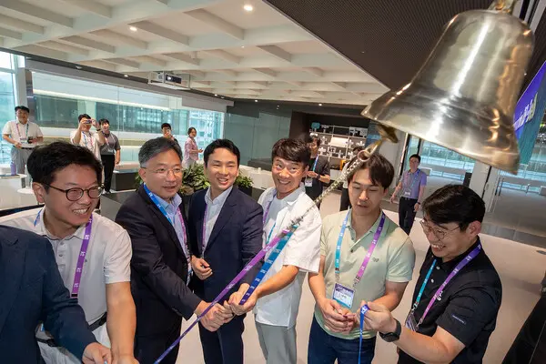 참석자가 DB-bell을 울리는 모습. (왼쪽부터) 배철기 KT 오픈이노베이션 담당, 이원준 KT 구매실장