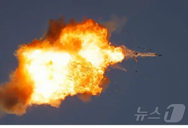 25일(현지시간) 이스라엘 북부 지역에서 레바논의 친이란 무장정파 헤즈볼라가 날린 드론이 이스라엘 공군에 의해 요격되고 있다. 2024.08.25 ⓒ AFP=뉴스1