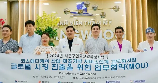 (왼쪽 두 번째) 조선대학교 문병권 교수, (세 번째) 아리뷔에 김태은 대표, (네 번째) 강후성형병원 풍마크응 병원장, (다섯 번째) 류형운 프라임더마 대표