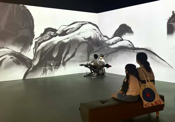 대전신세계갤러리에서 전시 중인 문화유산기술연구소의 미디어 아트. 가야금 소리에 배경이 반응하는 인터랙티브 아트 