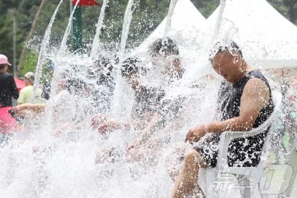 1일 오후 강원도 평창군 대화면 땀띠공원 일원에서 열린 ‘2024년 평창더위사냥축제’를 찾은 피서객들이 물양동이 냉천수 폭포를 맞으며 무더위를 식히고 있다. (평창군 제공) 2024.8.1/뉴스1