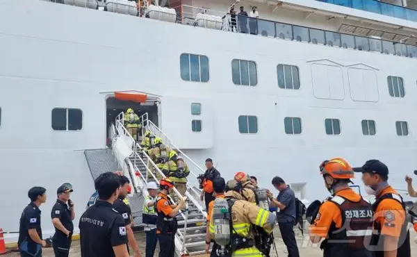 14일 오전 8시43분쯤 제주항 8부두에 정박 중인 크루즈 메디테라니아호(8만5000톤급)에서 화재가 발생했다. 출동한 119 대원들이 선박 안으로 진입하는 모습.(제주소방안전본부 제공)2024.8.14/뉴스1 ⓒ News1 홍수영 기자