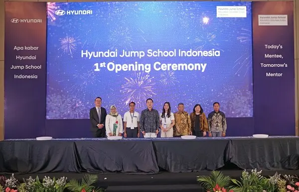 (왼쪽부터) 서창범 사단법인 점프 이사장, 주아리아 1기 학습센터 교장, 아드벤티우스 임마누엘 카로-카로 대학생 멘토, 차우준 현대차 인도네시아 판매법인 법인장, 나파 라이사 카밀라 대학생 멘토, 데디 프리아디 인도네시아 국립대학교 부총장, 안젤리나 테오도라 월드비전 인도네시아 전국지부장, 루트피 하르토노 1기 학습센터 교장