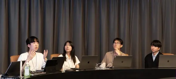 카카오엔터프라이즈와 한양대ERICA캠퍼스가 진행한 산학협력 인턴십 프로그램에 참여한 학생들이 회의 중 발표를 하고 있다. 왼쪽부터 김태현 한양대 ERICA 학생, 박민선 학생, 강건 학생, 김민재 학생. 