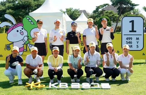 이예원(뒷줄 왼쪽 세 번째), 안송이(뒷줄 왼쪽 첫 번째), 방신실(뒷줄 왼쪽 다섯 번째), 박예지(뒷줄 왼쪽 두 번째) 선수가 레슨을 마치고 골프 꿈나무들과 기념사진을 촬영했다. [출처: KB금융그룹]