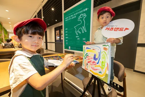 어린이 모델이 지니 TV 키즈랜드 어린이 작가 공모전을 소개하는 모습