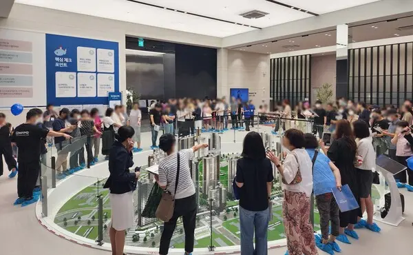 한강 수자인 견본주택 오픈 첫날 많은 인파가 몰렸다. (사진제공. 한양)
