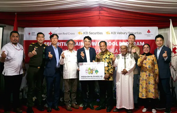 인도네시아 탕에랑시 알 아야니야 고등학교에서 KB증권 이홍구 대표이사(왼쪽 다섯 번째)와 탕에랑시 누르딘 시장(왼쪽 여섯 번째) 및 관계자들이 KB증권 ‘무지개교실’ 완공식을 진행하며 기념촬영을 하고 있다.