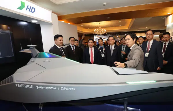 서울 중구 롯데호텔에서 열린 ‘REAIM Summit 2024’에서 조태열 외교부 장관(앞줄 우측으로부터 세 번째), 김용현 국방부 장관(앞줄 우측으로부터 네 번째)이 HD현대 부스를 찾아 무인함정 기술에 대한 설명을 듣고 있다.