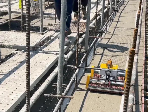 포스코이앤씨가 (주)아이티원과 개발한 콘크리트 시공이음부 요철생성로봇 (사진제공. 포스코이앤씨)