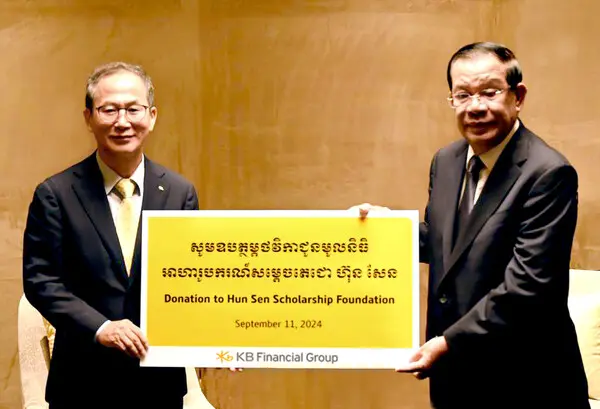 양종희 KB금융그룹 회장(왼쪽)이 11일 인천 영종도에서 훈센 캄보디아 상원의장에게 훈센장학재단 기부금을 전달했다. [출처: KB금융그룹]