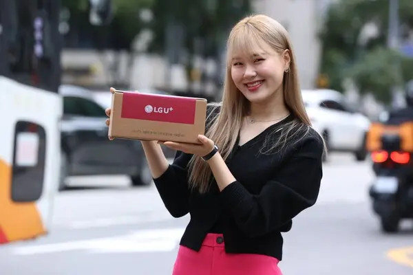 일상비일상의틈byU+에서 모델이 아이폰16 프로의 카메라 기능을 체험하고 있는 모습.