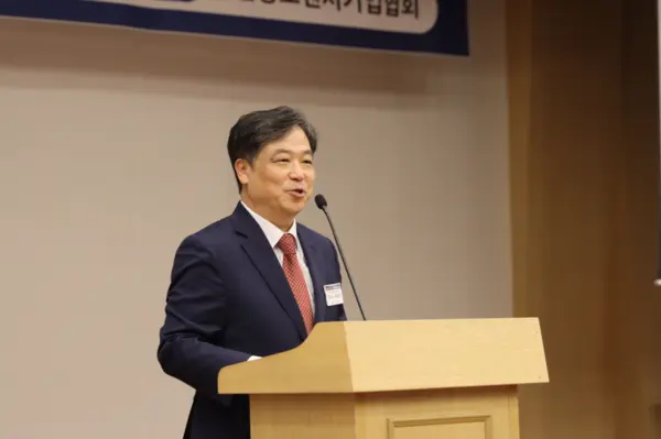  * 방산중소벤처기업협회 원준희 회장이 ‘첨단 소부장·IT 중소벤처기업의 글로벌 방산 경쟁력 강화 대토론회’ 개회사를 전하고 있다. /제공: 방산중소벤처기업협회