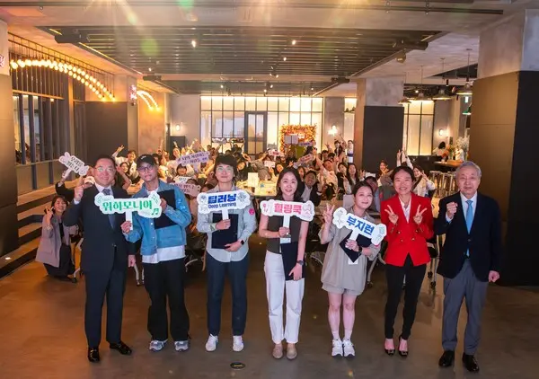 한화생명 홍정표 커뮤니케이션실 부사장(왼쪽 첫 번째), 대한암협회 이민혁 회장(오른쪽 첫 번째), 아산병원 김희정 교수(오른쪽 두 번째), 암경험청년 크루 대표 4명(가운데)이 지난 24일 서울 서초구 드림플러스 강남에서 열린 ‘암경험청년 돌봄 캠페인 위 케어 리셋’ 크루 발대식에 참석했다. [출처: 한화생명]