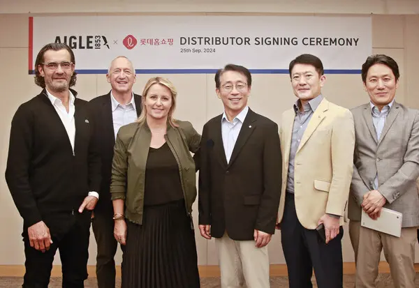 왼쪽부터 MF브랜즈그룹 티에리 기베르(Thierry Guibert) 대표, 디디에르 모우(Didier Maus) 회장, 에이글 발레이 다시에르(Valerie Dassier) 대표, 롯데홈쇼핑 김재겸 대표, 강재준 채널본부장, 윤지환 상품개발부문장