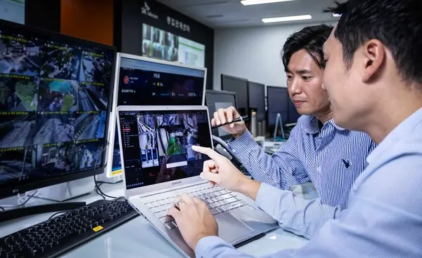 SKT 구성원들이 AI CCTV 화면을 분석하며, ‘AI 산업안전 패키지’를 테스트하고 있는 모습.