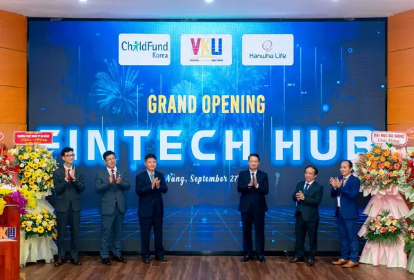 한화생명이 지난 27일 베트남 다낭 한베 ICT 대학교에서 ‘핀테크 허브’ 개소식 및 전공 개설 기념식을 개최했다. 왼쪽부터 한화생명 황준환 베트남법인장, 한화생명 김상일 CSR전략팀 상무, 베트남 다낭 주재 강부성 한국총영사, 응오 쑤언탕(Ngo Xuan Thang) 다낭시 인민위원장, 응위옌 응옥 부(Nguyen Ngoc Vu) 국립다낭대학교 총장, 후잉 꽁 팝(Huynh Cong Phap) 한베ICT대학교 총장이다. [출처: 한화생명]