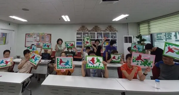 리빙인하모니 사업을 통해 개선된 공간에서 수업을 받는 학생들의 모습 (사진제공=우미희망재단)