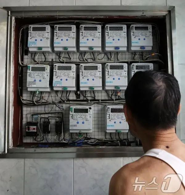 기록적인 폭염과 늦더위가 이어진 가운데 22일 오후 서울 종로구의 다세대주택에서 한 어르신이 전기 계량기를 살펴보고 있다. 지 2024.9.22/뉴스1 ⓒ News1 오대일 기자