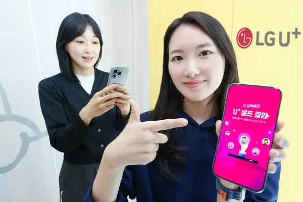 LGU+ 직원이 강화된 셀프 결합 서비스를 소개하는 모습.