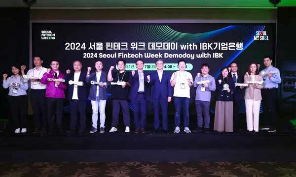 지난 7일 서울 여의도 콘래드호텔에서 열린 ‘2024 서울 핀테크 위크 데모데이 위드 IBK기업은행’에서 박일규 IBK기업은행 디지털그룹 부행장(왼쪽 여덟 번째), 정영준 서울특별시 경제일자리기획관(왼쪽 일곱 번째)이 참여기업 관계자들과 기념사진을 촬영했다. [출처: IBK기업은행]