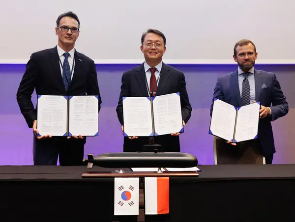 HD현대중공업이 폴란드 그단스크의 ‘레몬토와 조선소(Remontowa Shipbuilding)’와 공동 MRO(유지·보수·정비)를 위한 업무협약을 체결했다. 왼쪽부터 레몬토와 조선소 임원 마렉 카츠(Marek Kac), HD현대중공업 특수선사업부 박용열 전무, 레몬토와 조선소 임원 아르카디우시 키에다(Arkadiusz Kieda)