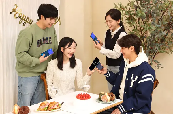 갤럭시 스마트폰끼리 맞대는 방식으로 간편하게 송금이 가능한 삼성월렛 