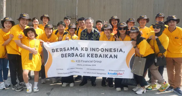 인도네시아에 진출한 KB금융그룹 계열사 직원과 가족이 지난 12일 인도네시아 자카르타 북부 켈라파 가딩 지역 아동에게 점심 도시락을 전달한 후 기념사진을 촬영했다. [출처: KB금융그룹]