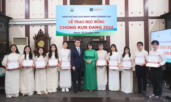 10일 베트남 하오니 약학대학에서 열린 종근당고촌재단 해외 장학증서 수여식 (좌측 여섯 번째 종근당고촌재단 최정길 국장, 하노이 약학대학 응우옌 하이 남 총장)