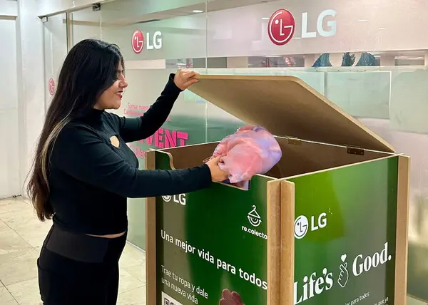 멕시코법인 사무실에 설치된 수거 박스에 시민이 헌옷을 기부하는 모습.