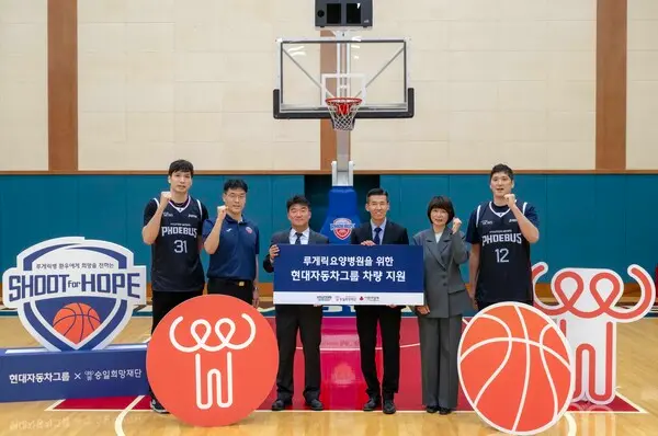 (왼쪽부터) 농구선수 장재석, 현대모비스 농구단 조동현 감독, 현대모비스 ESG경영추진실장 김영광 상무, 승일희망재단 션 공동대표, 승일희망재단 박성자 상임이사, 농구선수 함지훈이 전달식에서 기념촬영을 하고 있는 모습