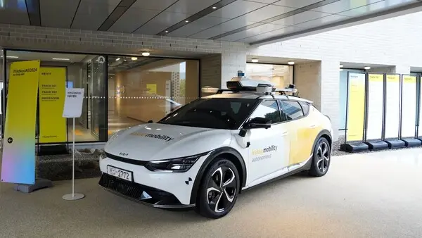 ‘if(kakaoAI)2024’ 행사장에 카카오모빌리티 자율주행 차량이 전시되어 있다.