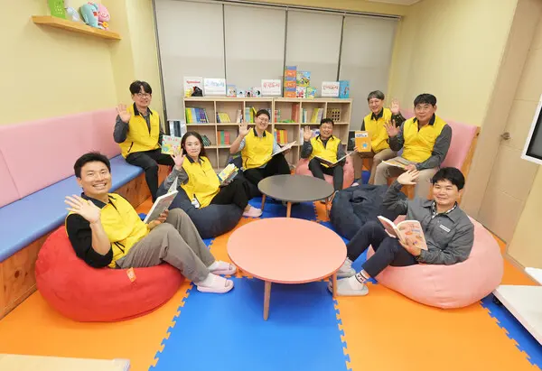 HDC현대산업개발 A1추진단 임직원들이 HDC현대산업개발이 광주광역시 서구 농성빛여울채종합사회복지관에 17번째 심포니 작은 도서관 개소 지원 봉사활동 이후 기념촬영을 하고 있다. (사진제공=HDC현대산업개발)