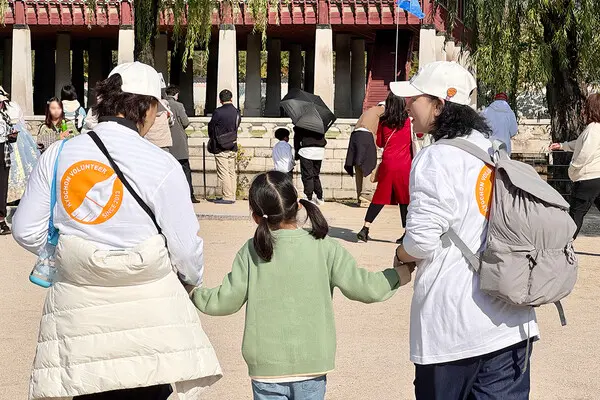 교촌에프앤비 ‘바르고 봉사단’이 서울 진관초등학교와 신도초등학교의 특수학급 학생들과 경복궁을 탐방하고 있다.