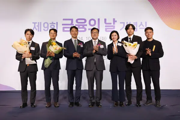 29일 제9회 금융의 날을 맞아 토스뱅크가 총 3개 부문에서 대통령 표창과 금융위원장 표창을 수상했다. 왼쪽부터 김준 토스뱅크 신용여신 트라이브 리더, 이정하 토스뱅크 정보보호최고책임자, 이복현 금융감독원장, 김병환 금융위원장, 이은미 토스뱅크 대표, 송관석 토스뱅크 수신 트라이브 리더다. [출처: 토스뱅크]