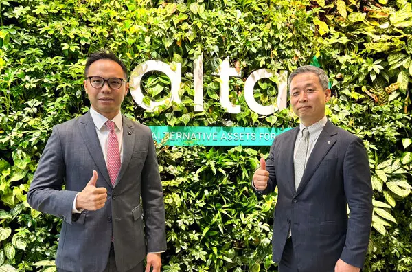 NH투자증권은 28일(현지시간) 싱가포르 알타 본사에서 동남아시아 최대 대체거래소인 알타 익스체인지(Alta Exchange)와의 업무협약식을 개최했다. NH투자증권 윤병운 사장(오른쪽)과 알타 켈빈 리(Kelvin Lee) 사장(왼쪽)이 기념촬영을 하고 있다. 