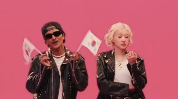 브루노 마스(왼쪽)와 로제(