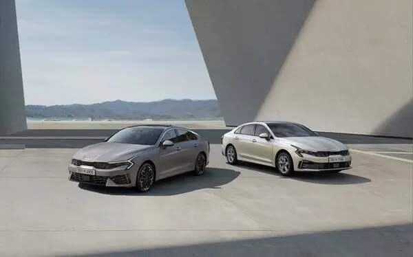 (왼쪽부터) The 2025 K5 1.6 가솔린 터보, 2.0 가솔린 스마트 셀렉션