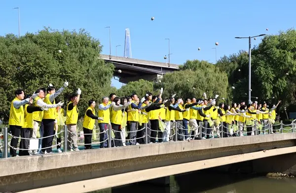 오뚜기, 탄천 일대에서 ‘미생물 흙공 던지기’ 환경 정화
