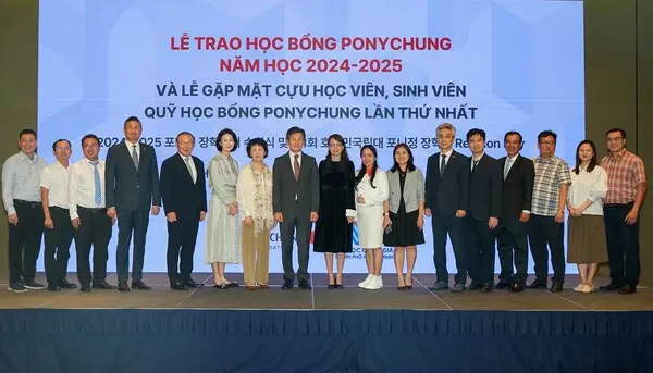 포니정재단은 4일(현지시간) 베트남 호치민 롯데호텔에서 장학증서 수여식 겸 제1회 베트남 호치민국립대 포니정 장학생 리유니언 데이를 진행했다. (왼쪽에서 네 번째 부터) 손인선 호치민한인회장, 박항서 前 베트남 남자축구국가대표팀 감독, 정몽규 포니정재단 이사장의 부인 김나영 여사, 故 정세영 HDC그룹(前현대산업개발) 명예회장의 부인 박영자 여사, 정몽규 포니정재단 이사장, 응우옌 티타인 마이 호치민국립대학교 부총장. (사진제공=포니정재단)