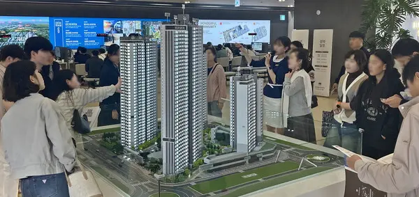 ‘청주테크노폴리스 힐데스하임 더원’ 견본주택에 많은 인파가 몰렸다.