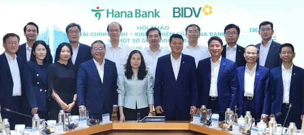 하나은행 하나금융연구소는 지난 11일 베트남 하노이 호안끼엠 소재 BIDV 본점에서 BIDV 연구원과 ‘그린 파이낸스’를 주제로 공동 컨퍼런스를 개최했다. 이날 컨퍼런스에 고영렬 하나금융그룹 부사장(앞줄 왼쪽 네 번째), 정희수 하나금융연구소장(앞줄 왼쪽 첫 번째), 레 응옥 람 BIDV 행장(앞줄 오른쪽 네 번째), 껀 반 륵 BIDV 연구원장(앞줄 오른쪽 두 번째)이 참석했다. [출처: 하나은행]