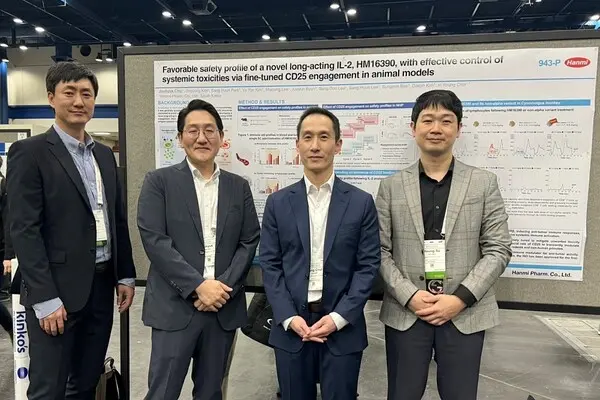 한미약품 R&D센터 최재혁 그룹장(왼쪽)과 김진영 파트장이 면역항암학회(SITC)에서 HM16390의 차별화된 개발 전략과 우수한 효능을 확인한 연구 결과 2건이 담긴 포스터 내용을 설명하고 있다.