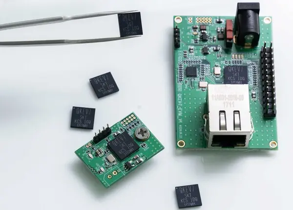 ‘양자암호원칩(QKEV7)’과 이를 탑재한 구간양자암호단말장치