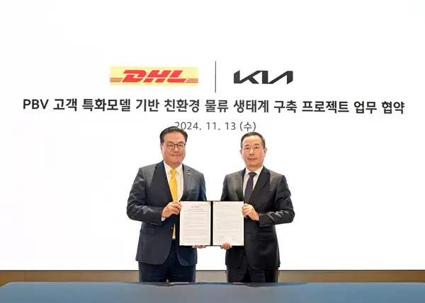 DHL 코리아 한지헌 대표(왼쪽)와 기아 국내사업본부장 정원정 부사장