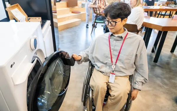 LG전자는 가전을 손쉽게 사용하도록 돕는 보조 액세서리 